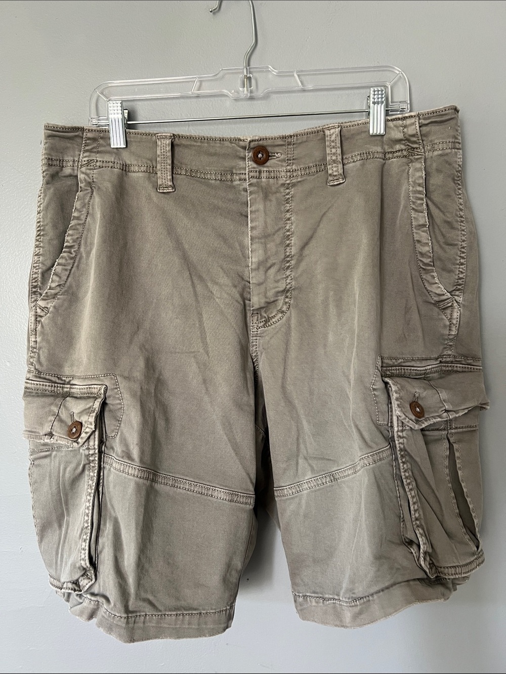 American Eagle Outfitters Men's Cargo Shorts in Light Taupe